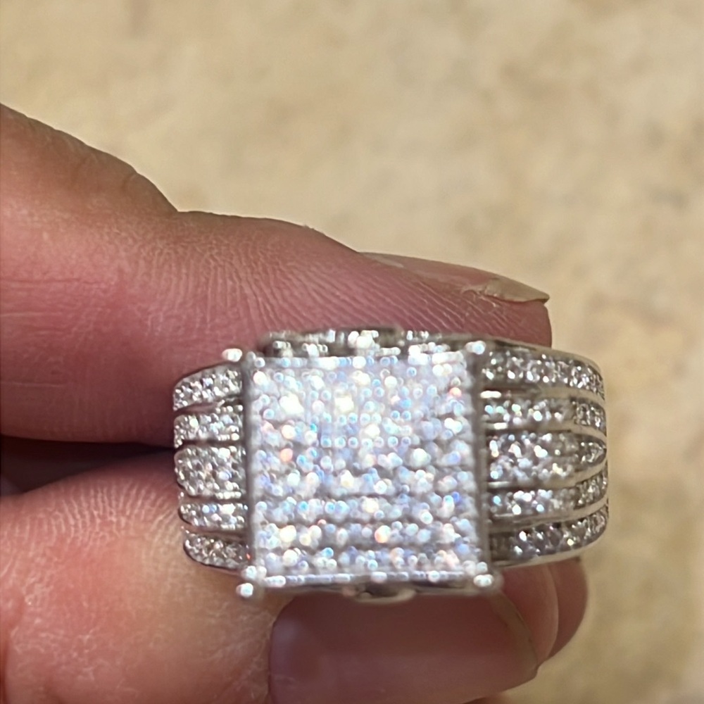 Elegant Silver Women's Ring 💍 size 8 Moissanite stones